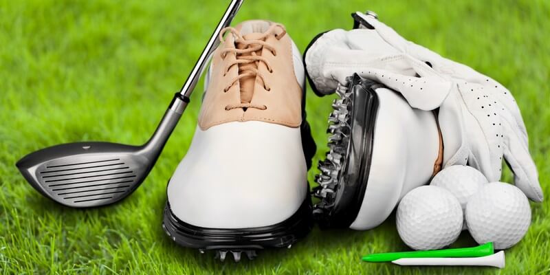 Paire de chaussures de golf avec gant, balle, tees et driver de golf