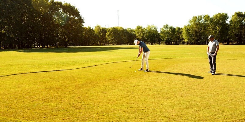 Jouer au golf sur un terrain